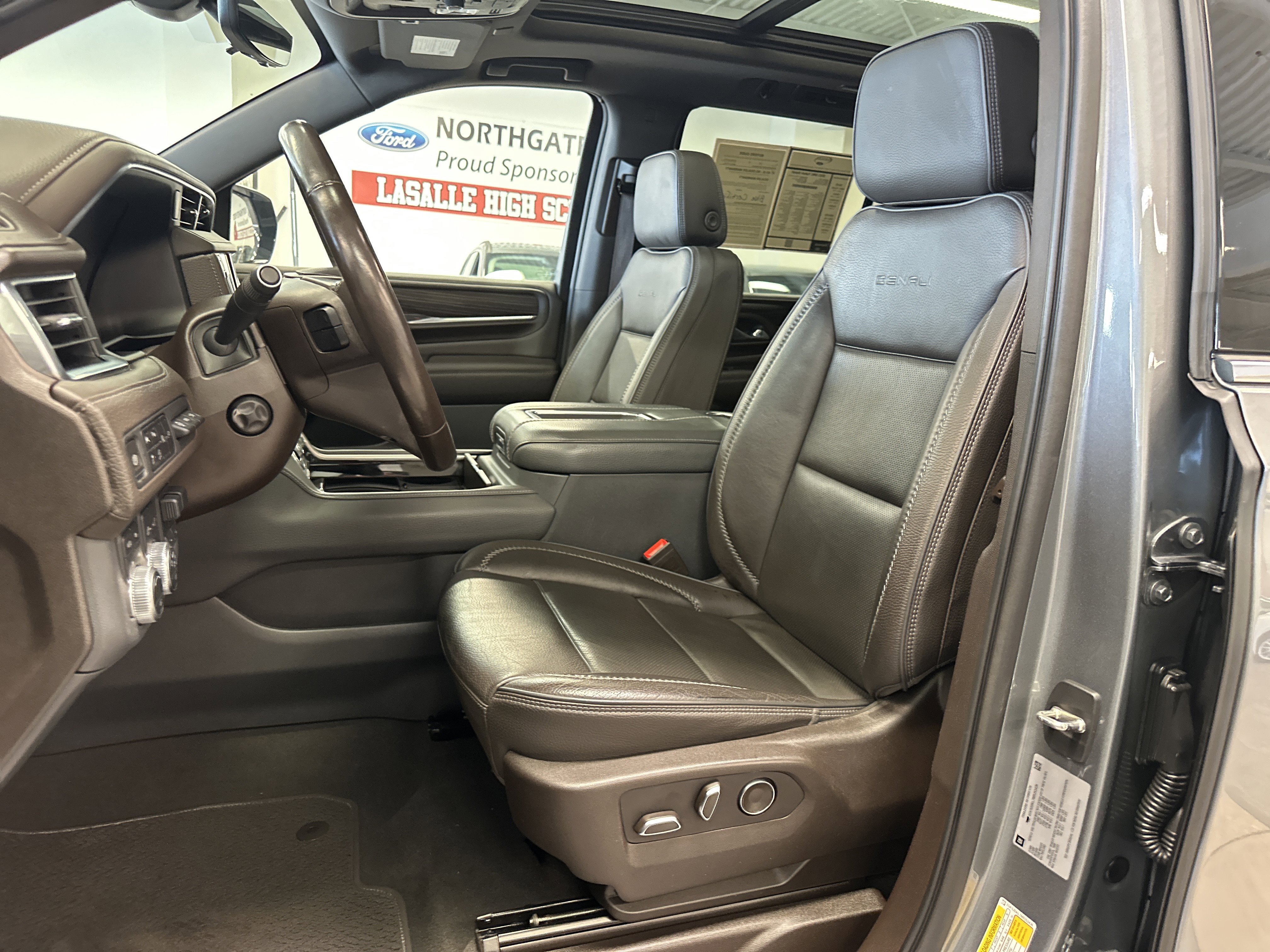 Used 2021 GMC Yukon Denali w/ Denali Premium Package image 5