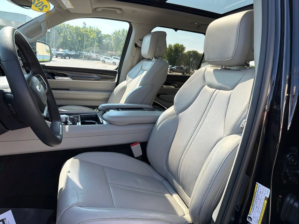 Used 2022 Jeep Wagoneer Series III w/ Premium Group I AWD/4WD image 12