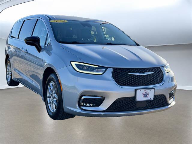 Used 2024 Chrysler Pacifica Touring-L FWD image 2
