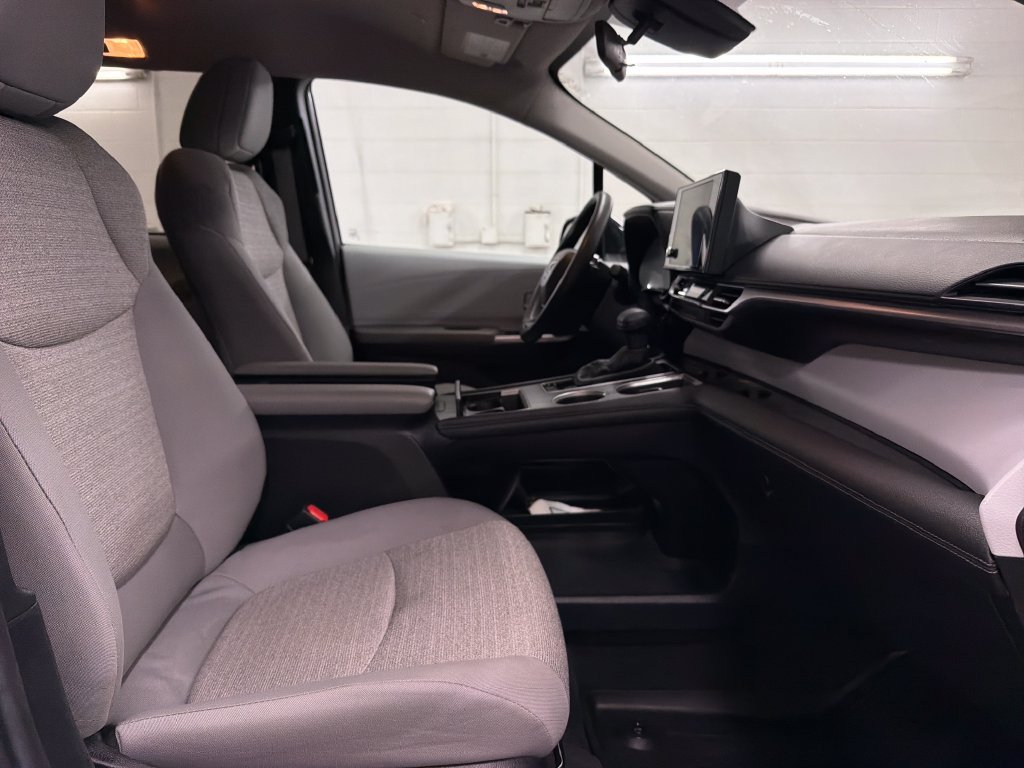 Used 2025 Toyota Sienna LE FWD image 28