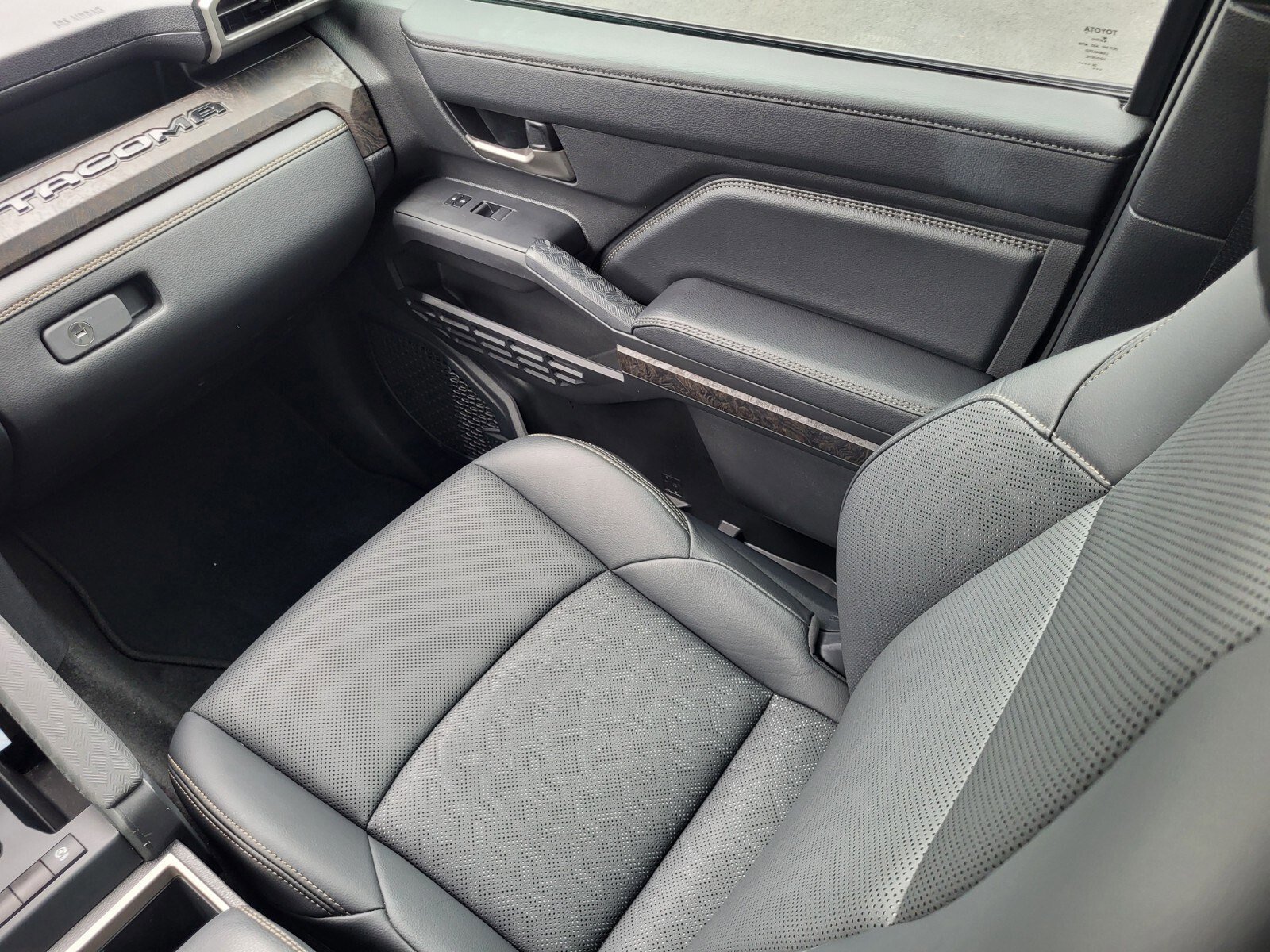 Used 2024 Toyota Tacoma Limited w/ Limited Package (LT) image 16