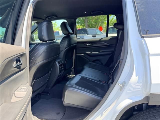 Used 2024 Jeep Grand Cherokee Altitude RWD image 13