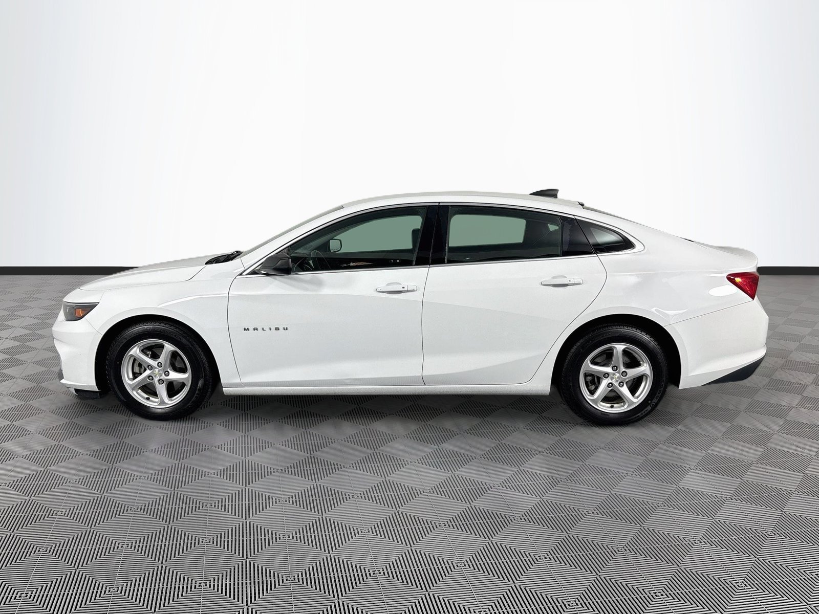 Used 2018 Chevrolet Malibu LS FWD image 4