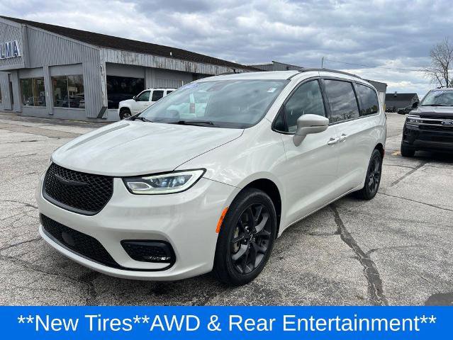 Used 2021 Chrysler Pacifica Touring-L w/ Uconnect Theater Family Group AWD/4WD image 3