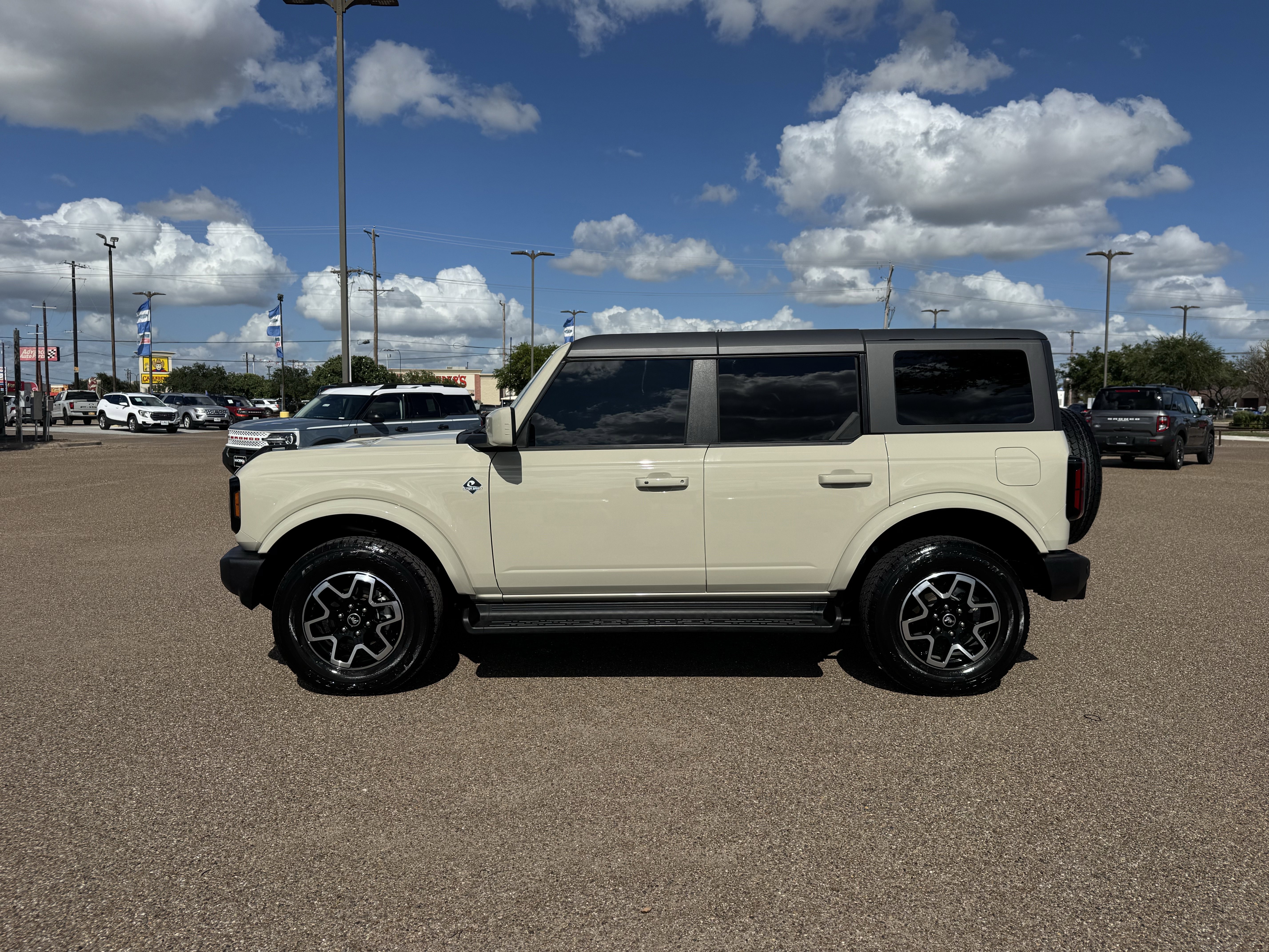 Certified 2025 Ford Bronco Outer Banks AWD/4WD image 2