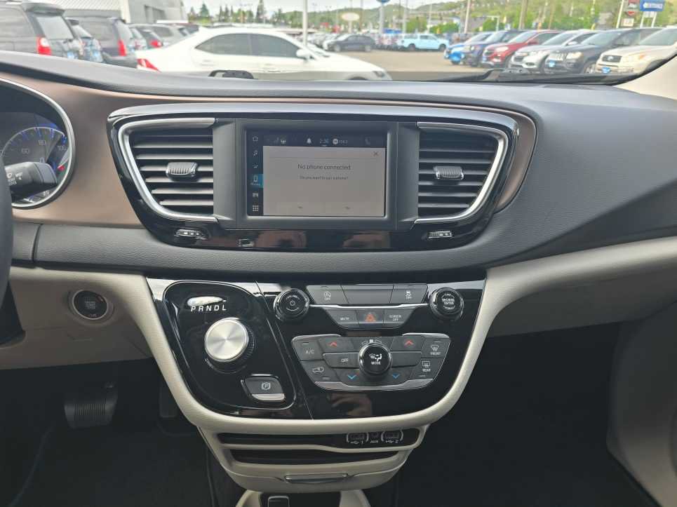 Used 2023 Chrysler Voyager LX FWD image 12