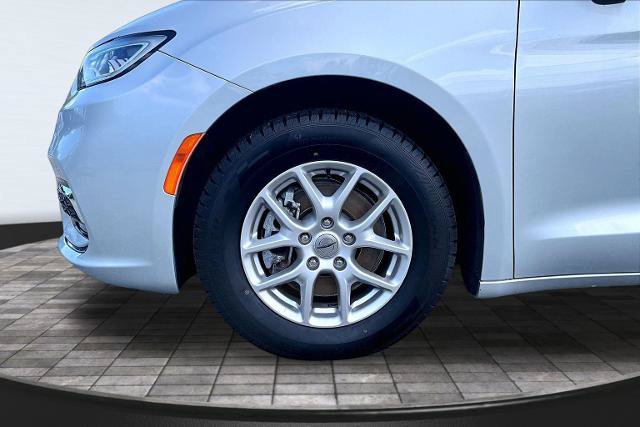 Used 2024 Chrysler Pacifica Touring-L FWD image 9