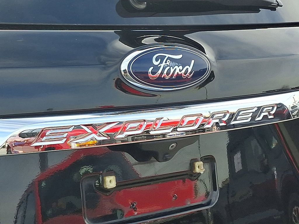 Certified 2018 Ford Explorer XLT w/ Equipment Group 202A image 31