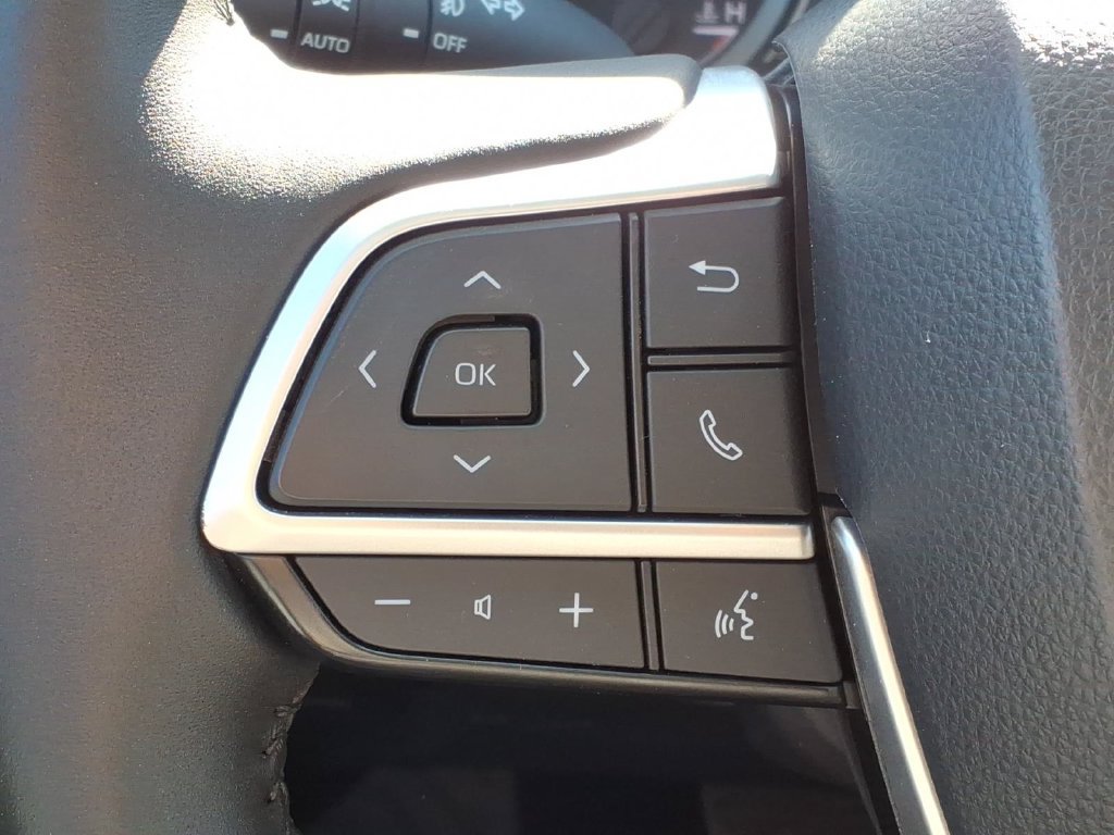 Used 2023 Toyota Highlander XLE AWD/4WD image 7
