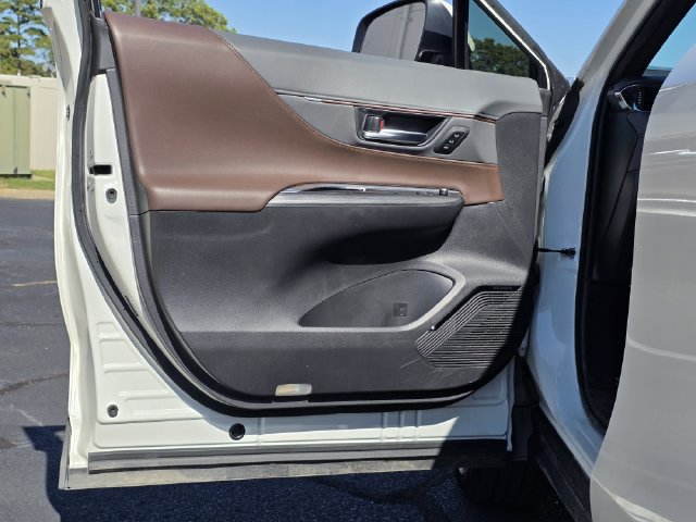 Used 2021 Toyota Venza XLE AWD/4WD image 16
