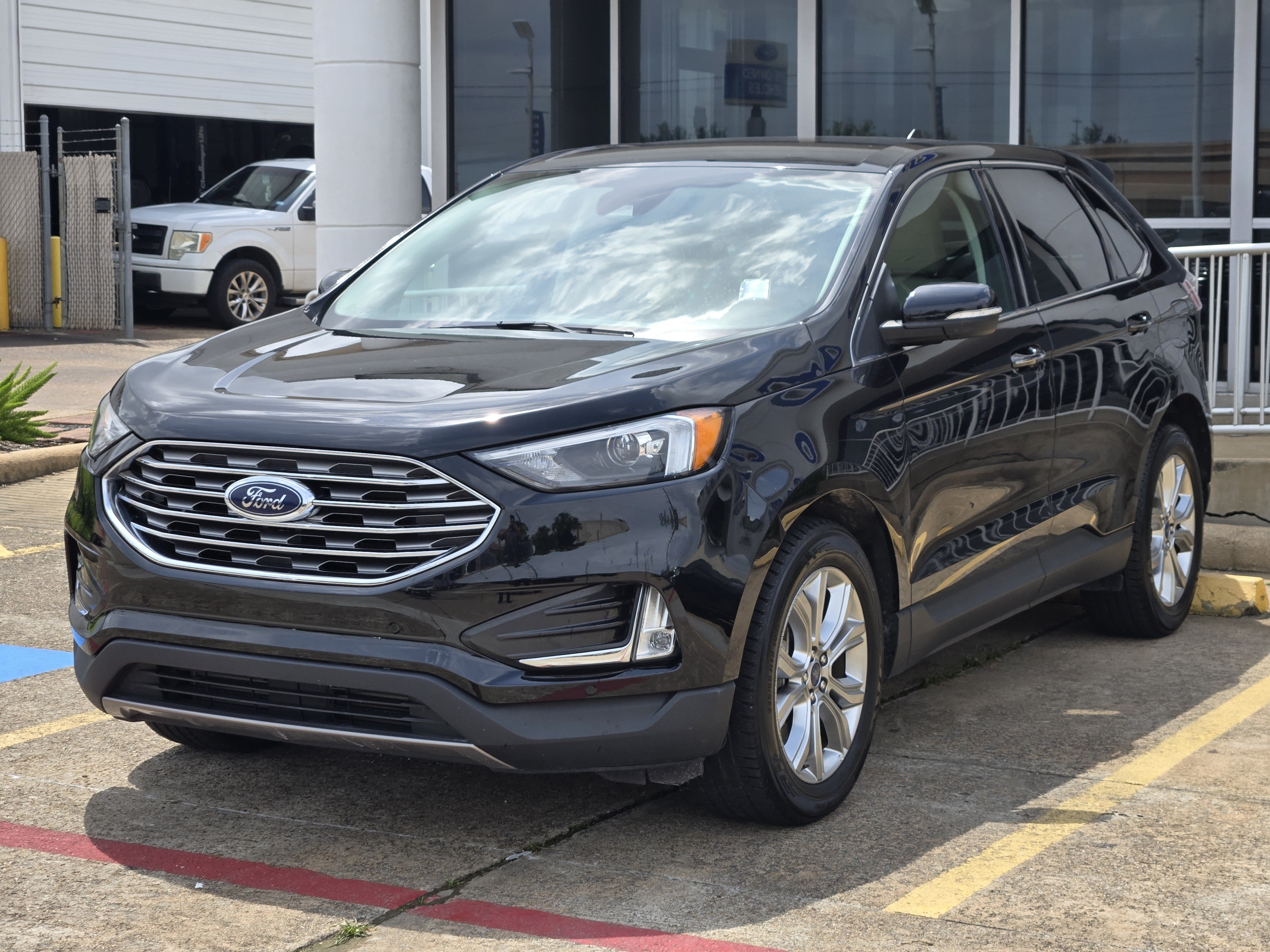 Certified 2022 Ford Edge Titanium AWD/4WD image 2