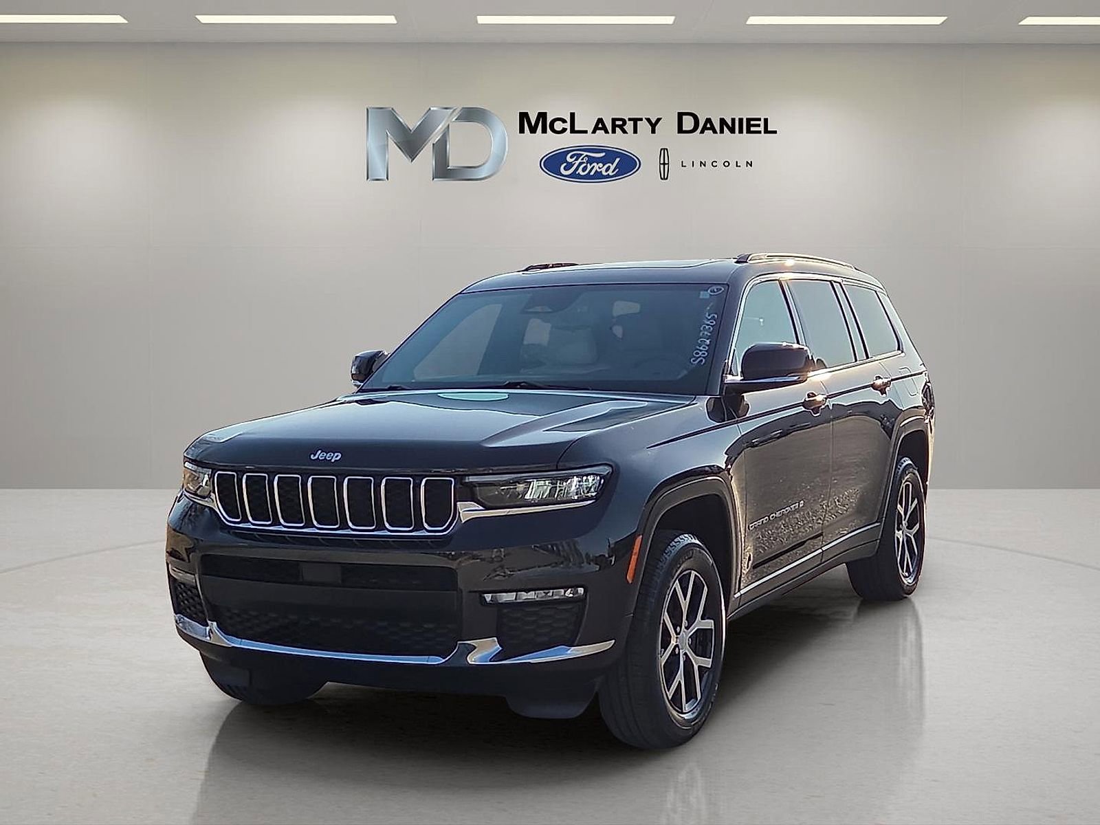 Used 2025 Jeep Grand Cherokee L Limited w/ Trailer Tow Package AWD/4WD image 2