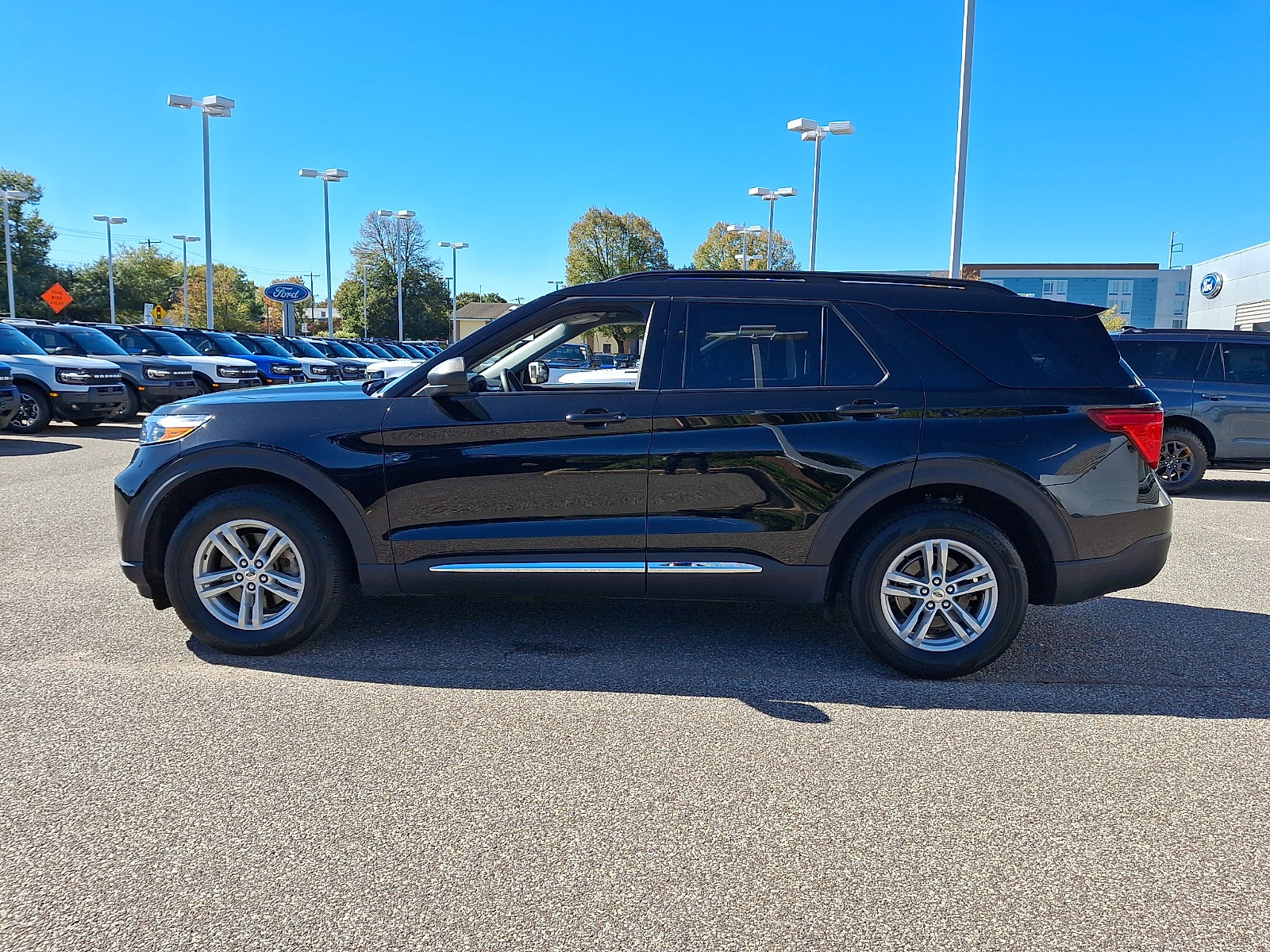 Certified 2023 Ford Explorer XLT w/ Equipment Group 202A AWD/4WD image 6