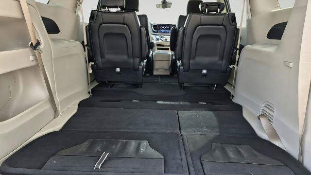 Used 2024 Chrysler Pacifica Touring-L FWD image 32