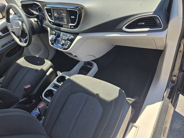 Used 2022 Chrysler Voyager LX FWD image 18