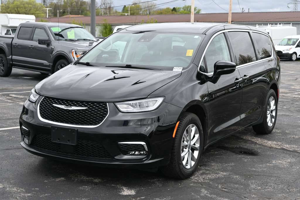 Used 2024 Chrysler Pacifica Touring-L AWD/4WD image 5
