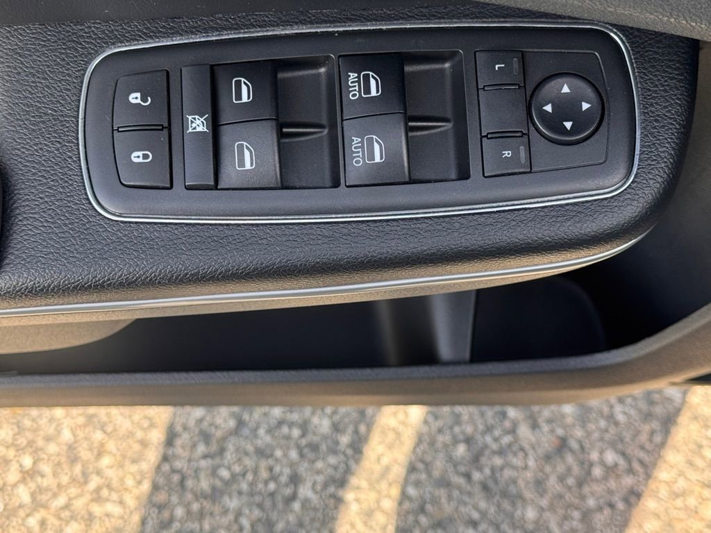 Used 2019 Chrysler 300 Limited w/ Safetytec Plus Group image 16