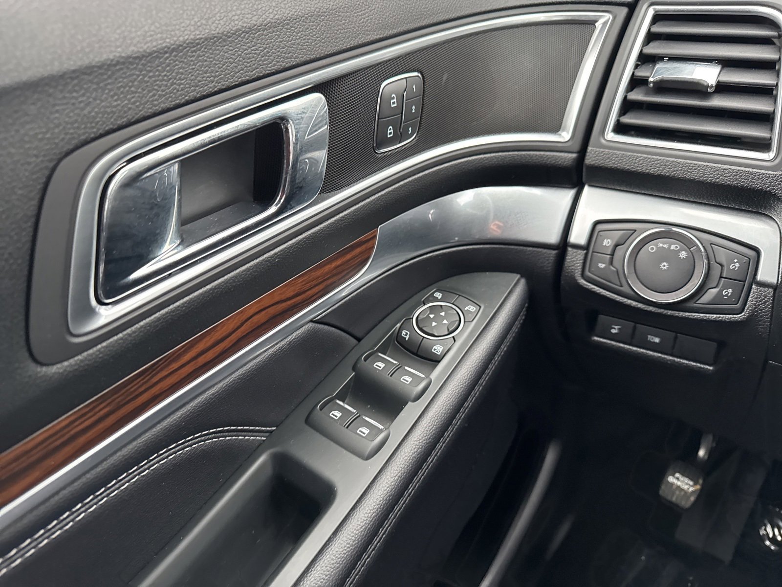 Certified 2019 Ford Explorer Limited w/ Ford Safe & Smart Package image 32