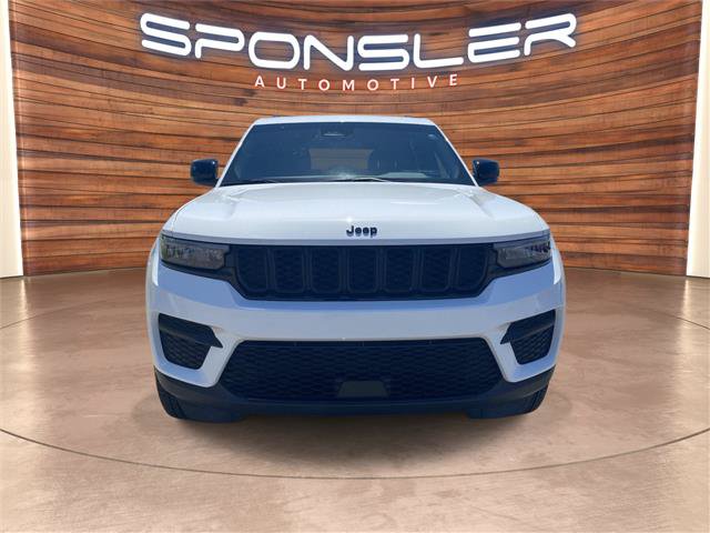 Used 2025 Jeep Grand Cherokee Altitude AWD/4WD image 10