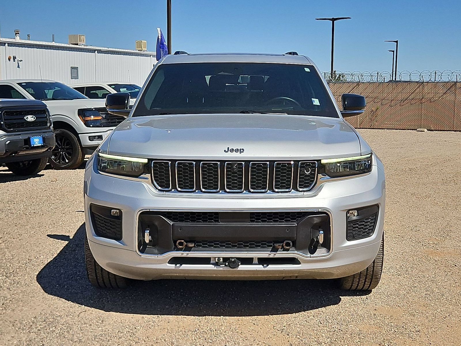 Used 2022 Jeep Grand Cherokee L Overland w/ Advanced Protech Group III AWD/4WD image 2
