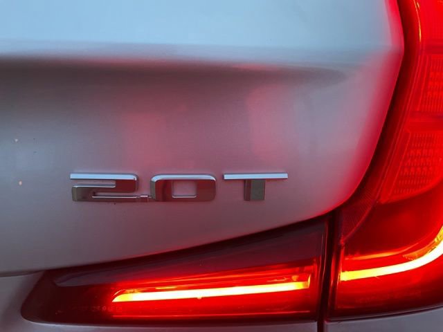 Used 2019 Cadillac XT4 Luxury w/ Cold Weather Package image 17