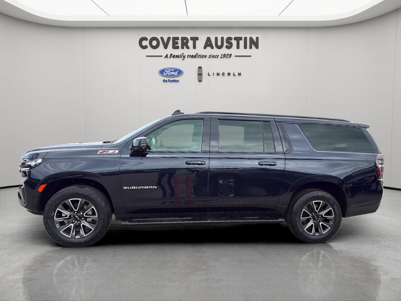 Used 2023 Chevrolet Suburban Z71 w/ Luxury Package AWD/4WD image 3