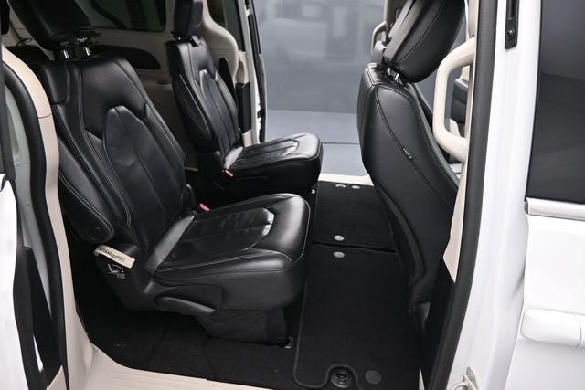 Used 2022 Chrysler Pacifica Touring-L FWD image 16