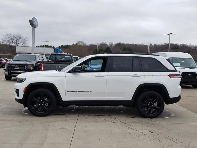 Used 2024 Jeep Grand Cherokee Altitude AWD/4WD image 5