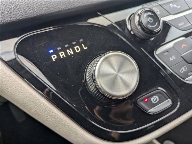 Used 2024 Chrysler Pacifica Touring-L FWD image 11