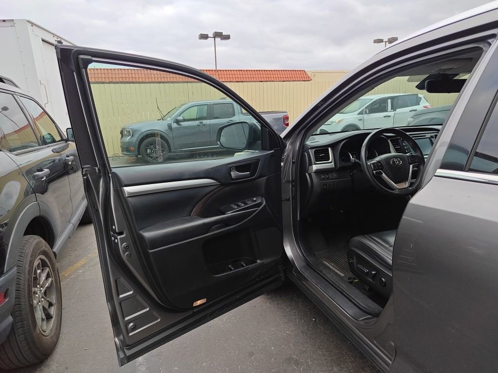 Used 2019 Toyota Highlander XLE FWD image 5