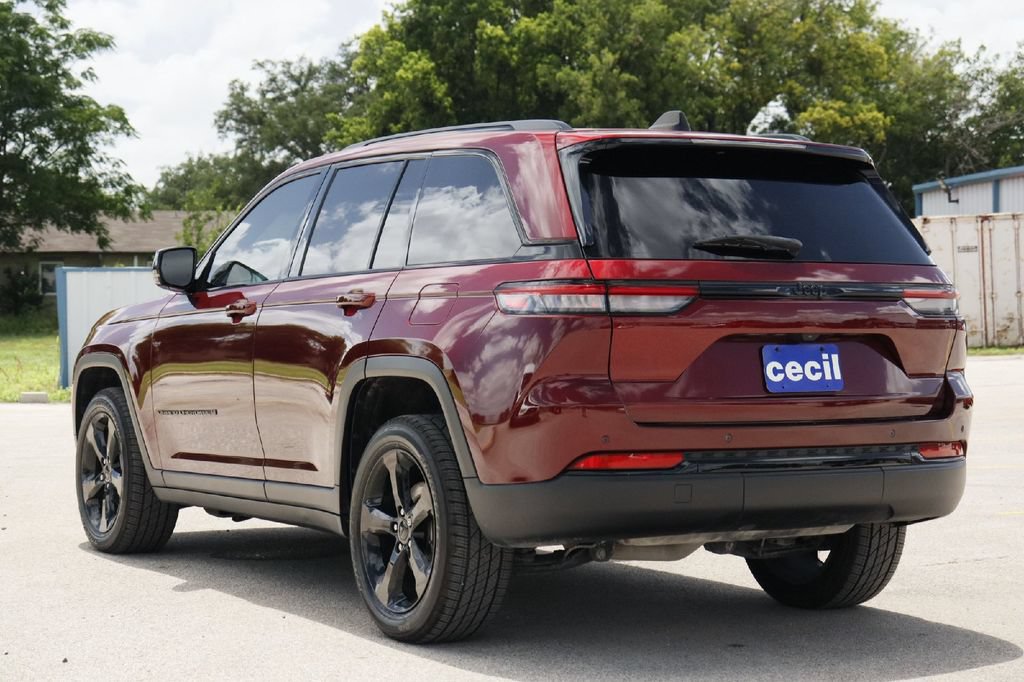 Used 2023 Jeep Grand Cherokee Laredo RWD image 31