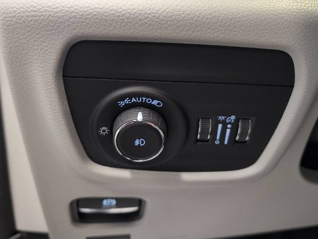 Used 2022 Jeep Grand Cherokee Overland w/ Luxury Tech Group IV AWD/4WD image 19