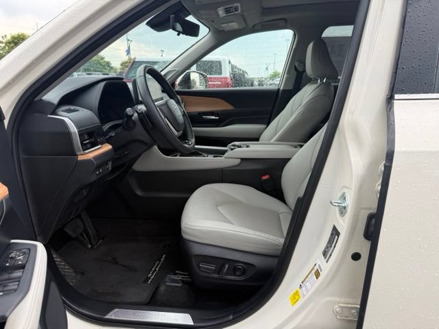 Used 2024 Toyota Grand Highlander AWD image 15