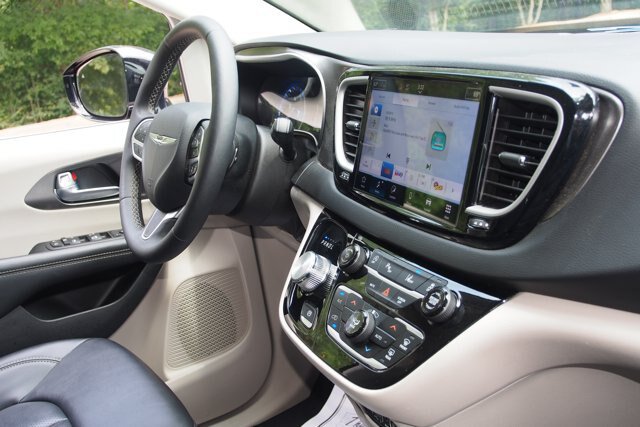 Used 2024 Chrysler Pacifica Touring-L FWD image 10