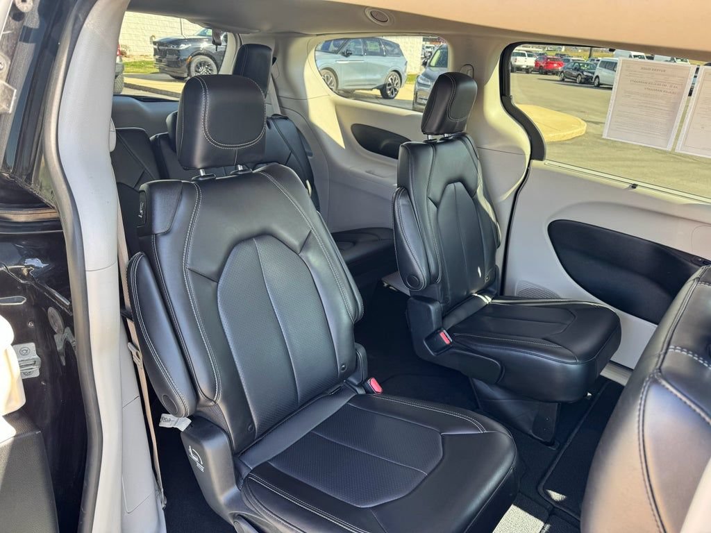 Used 2023 Chrysler Pacifica Touring-L FWD image 18