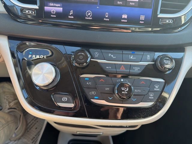 Used 2023 Chrysler Pacifica Touring-L image 31