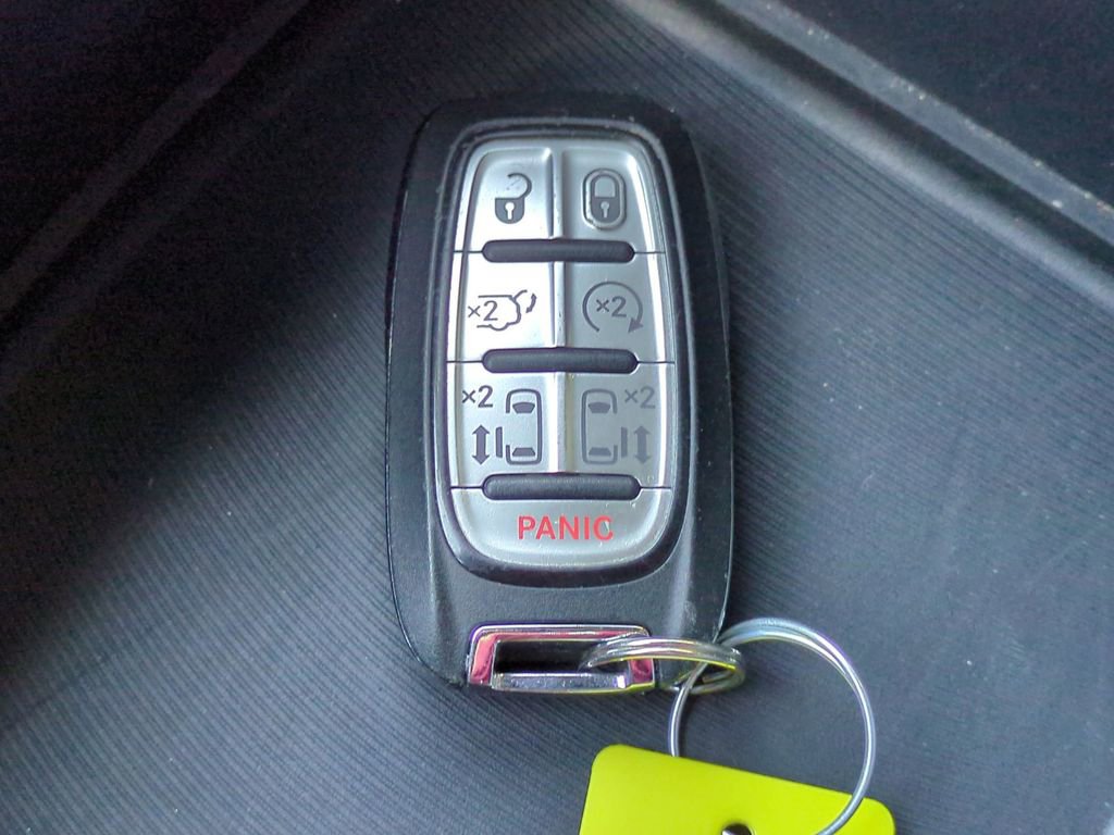 Used 2025 Chrysler Pacifica Select FWD image 32