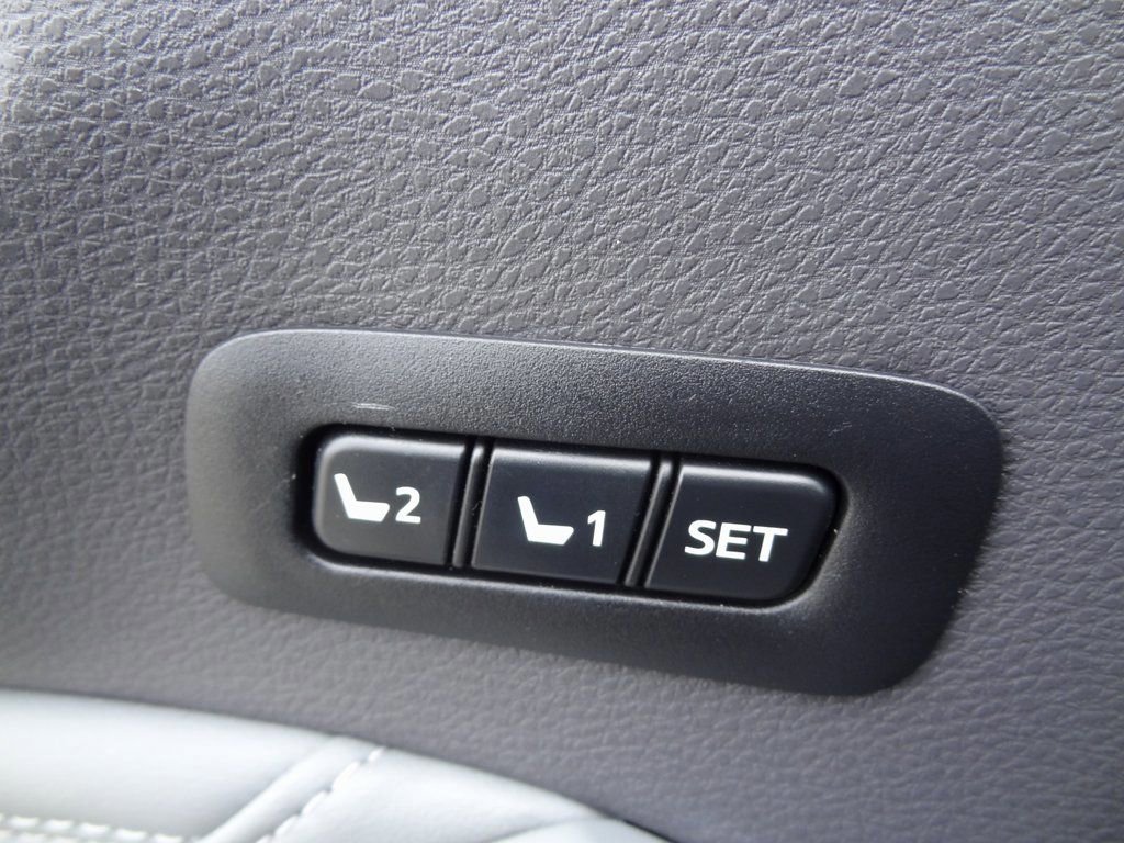 Used 2019 Toyota Avalon Limited image 22