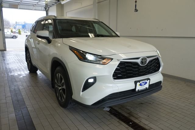 Used 2021 Toyota Highlander XLE AWD/4WD image 16