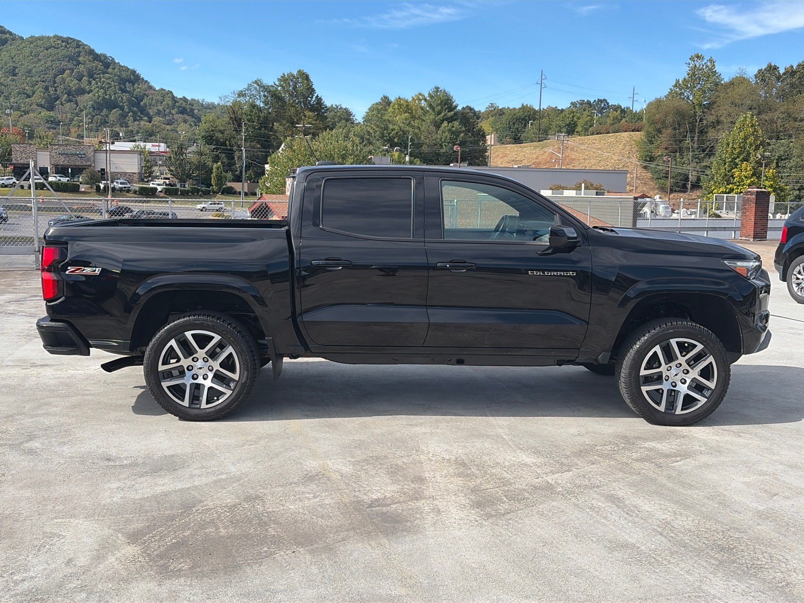 Used 2023 Chevrolet Colorado Z71 w/ Z71 Convenience Package 2 AWD/4WD image 2
