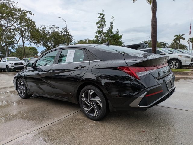 Used 2025 Hyundai Elantra SEL image 2