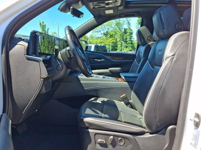 Used 2021 Cadillac Escalade Premium Luxury w/ LPO, Radiant Package AWD/4WD image 17