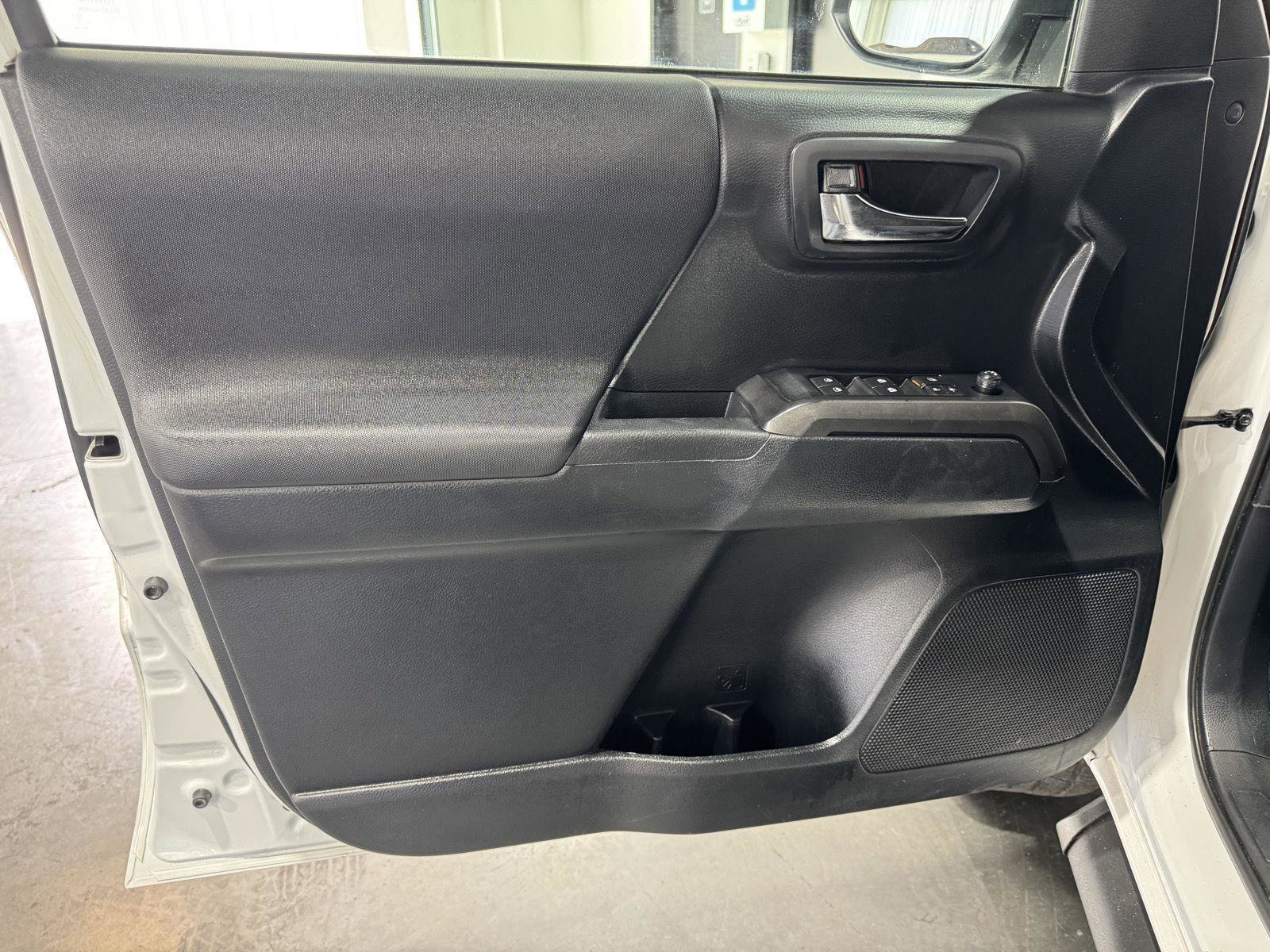 Used 2019 Toyota Tacoma TRD Sport AWD/4WD image 15