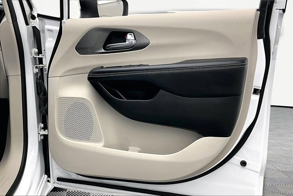 Used 2023 Chrysler Pacifica Touring-L image 24