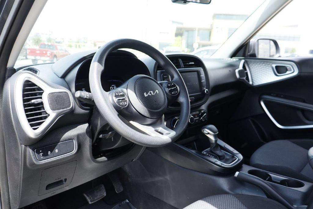 Used 2024 Kia Soul LX w/ Option Group 015 FWD image 3