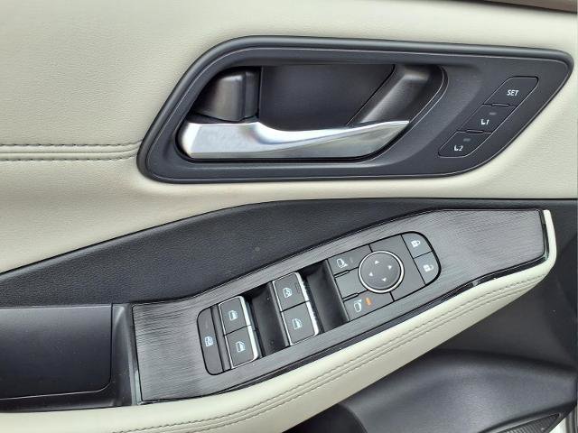 Used 2025 Nissan Rogue SL w/ Tech Package FWD image 17