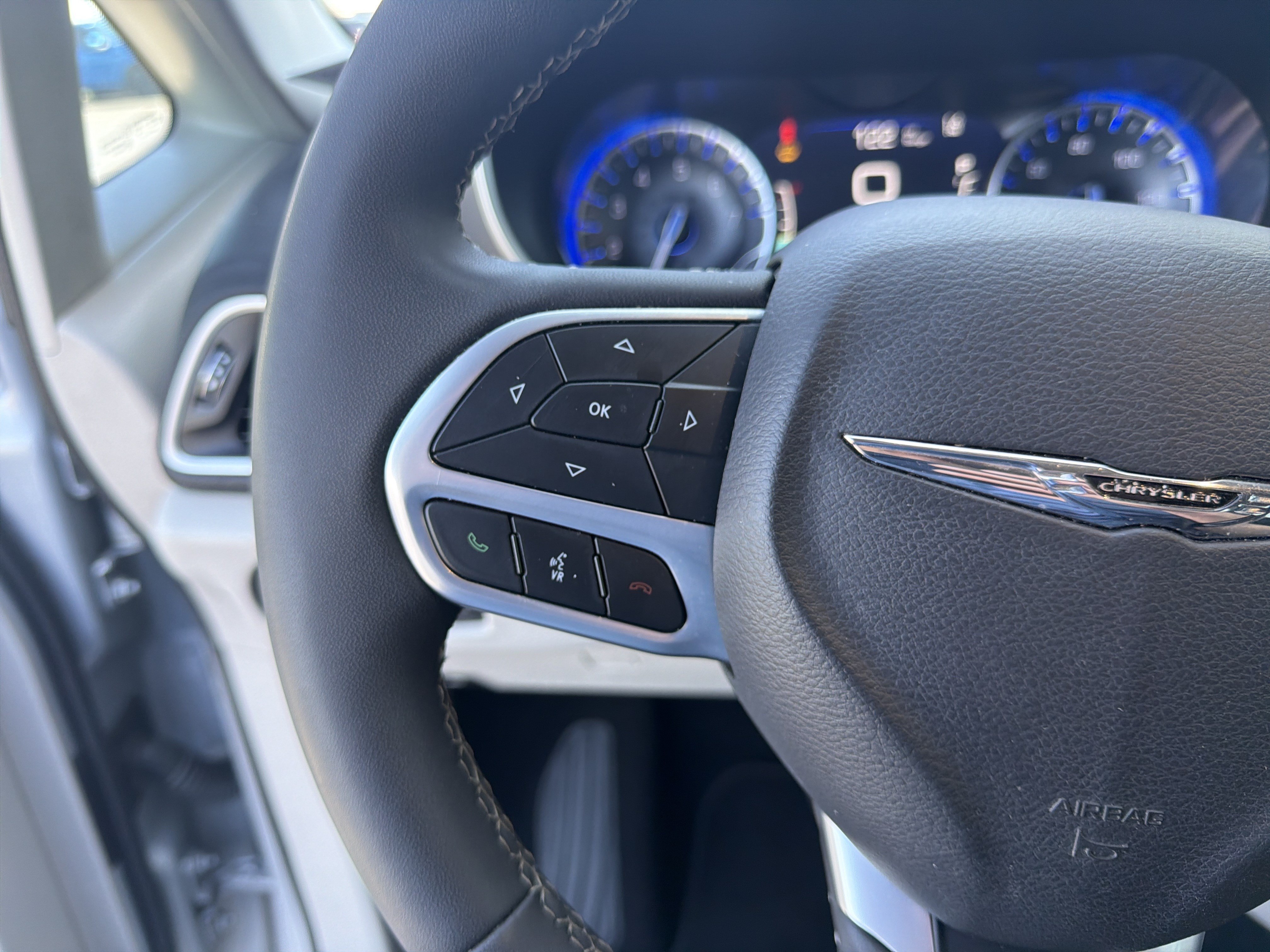 Used 2024 Chrysler Pacifica Touring-L FWD image 36