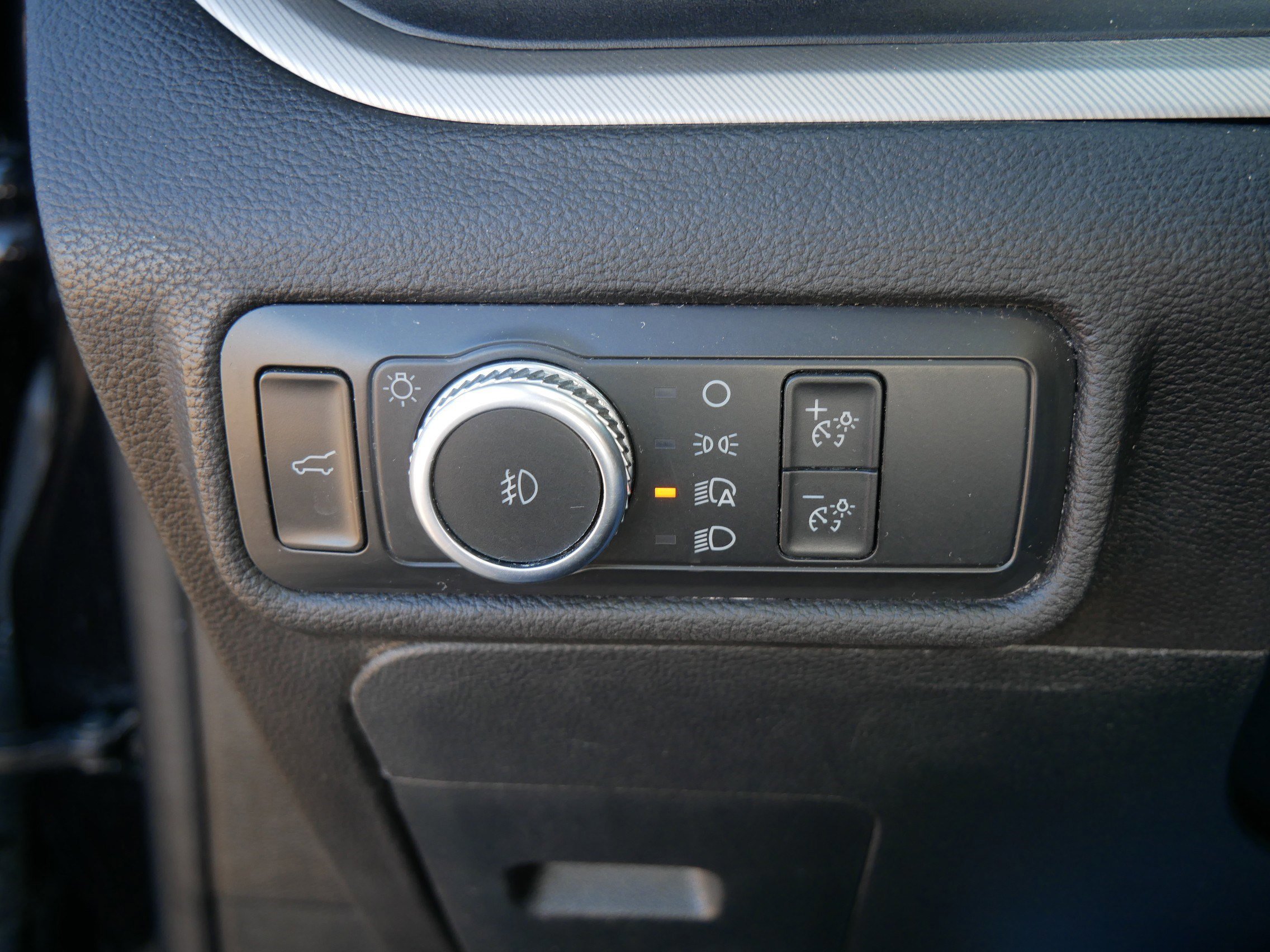 Certified 2022 Ford Explorer XLT w/ Equipment Group 202A image 26