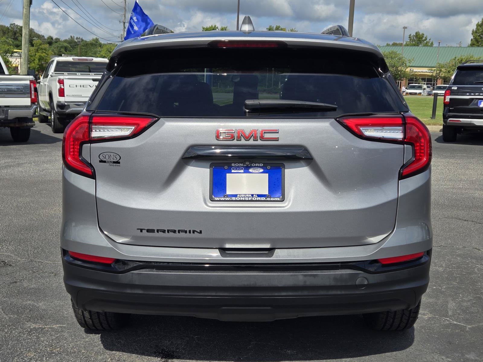 Used 2024 GMC Terrain SLT w/ Elevation Edition FWD image 10