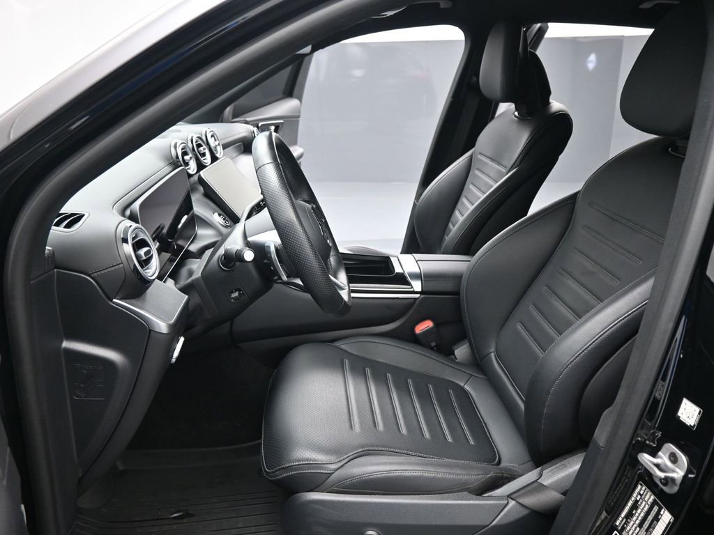 Used 2025 Mercedes-Benz GLC 300 image 9